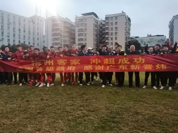 16岁的Vivien被困在Vestalis学院，这是一所像牢狱一样的寄宿黉舍，她对本身连结缄默，不为任何人伸出脖子。直到她和变节她的前伴侣索菲亚重聚。女孩们一路进行了一次危险的搜刮，以发现禁锢背后的恐怖本相。很快，女孩们就要为本身的生命奔走，要末自救，要末就得尽力死往。